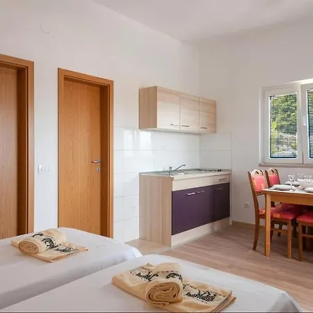 Apartamento With Parking Space Splitska, Brac - 21974 *