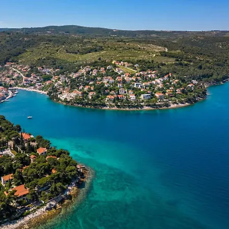 Appartement With Parking Space Splitska, Brac - 21974 *
