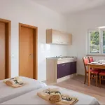 Appartement With Parking Space Splitska, Brac - 21974 *